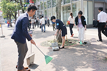 写真：職場周辺の清掃活動